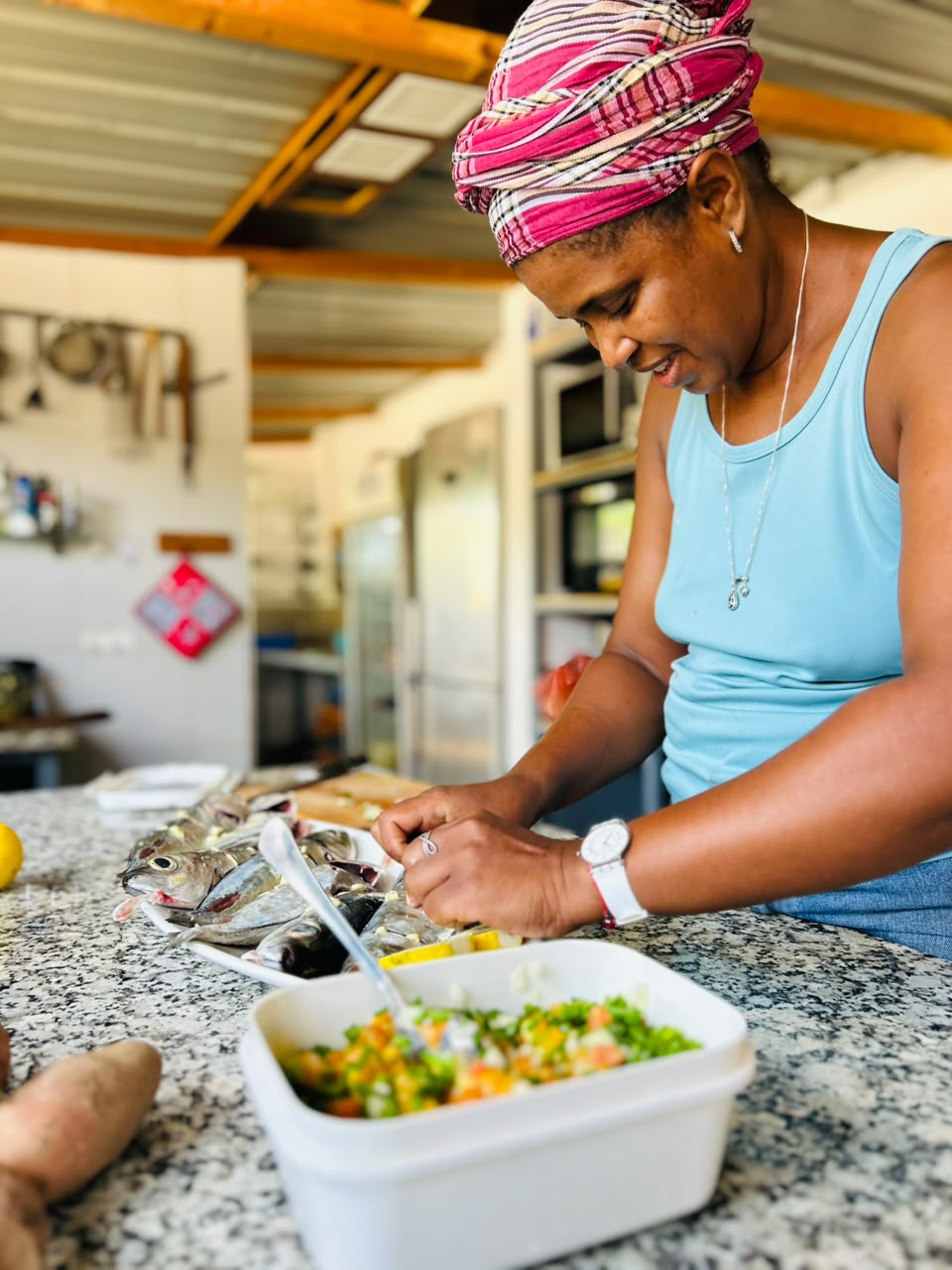 Preparação do peixe na cozinha do Éden Madeiral