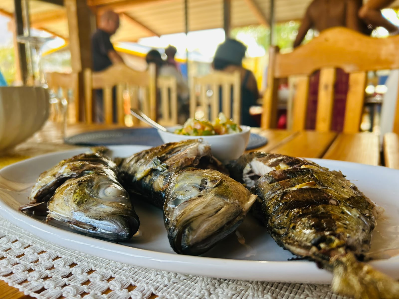 Peixe grelhado servido à mesa no Éden Madeiral